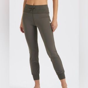 Vuori Daily Jogger - Olive Green - Size Med